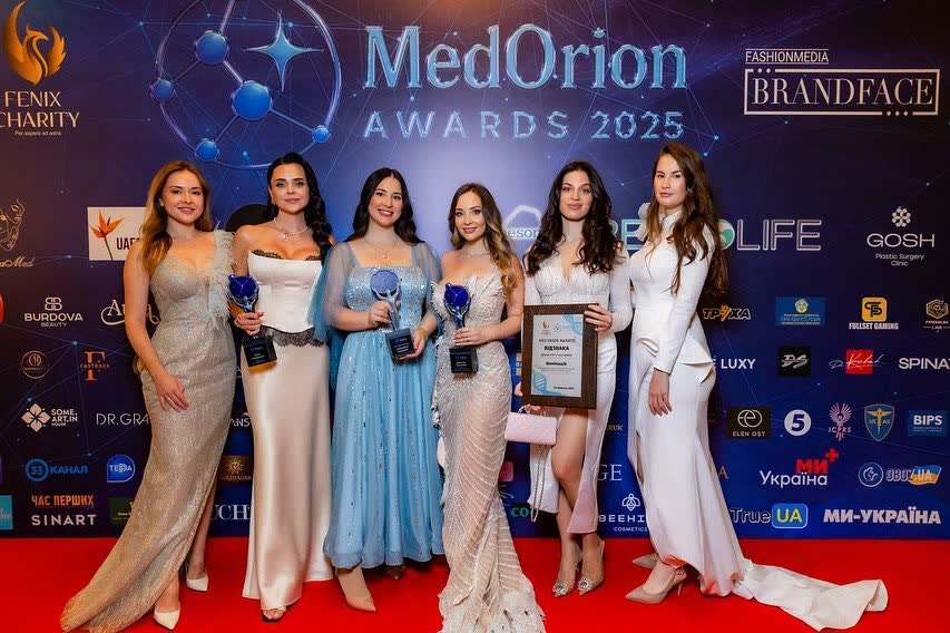 Лауреатки зі статуетками премії